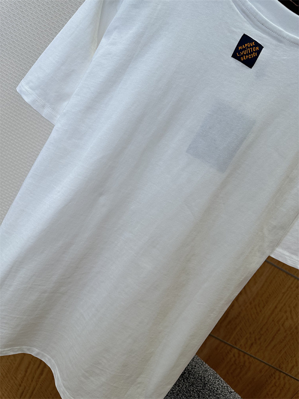 T-Shirt · 4