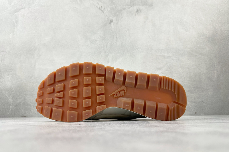 zhenhui-Sacai X Nike VaporWaffle White And Gum 6