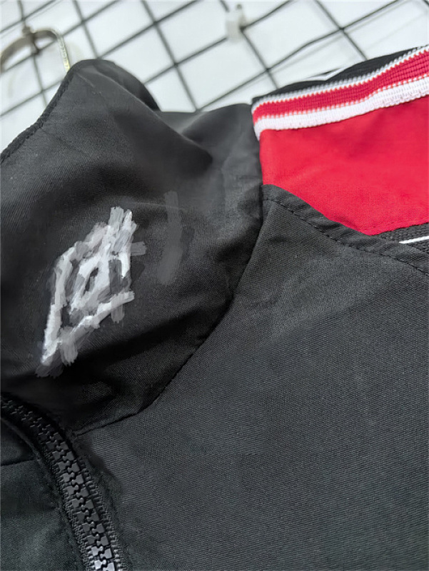 98 Manchester United Retro Windbreaker · 5