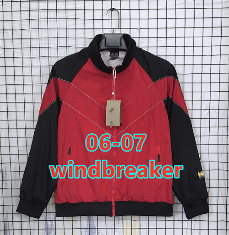 Manchester United Retro Windbreaker · 2