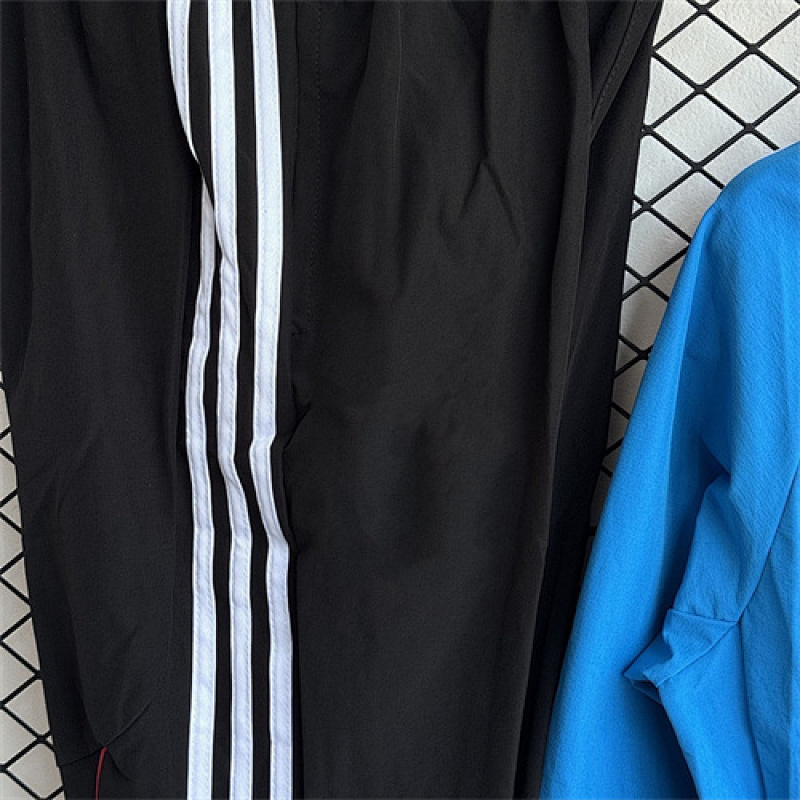 Manchester United Windbreaker Kit : · 2