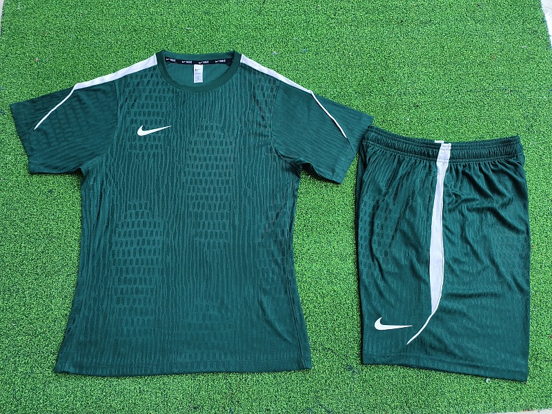 Nike Short Sleeve+shorts Kit · 3