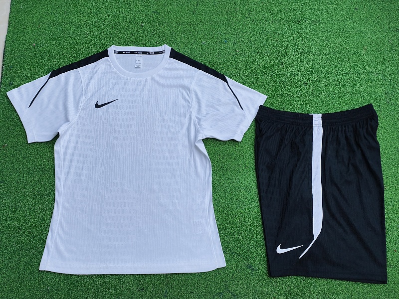 Nike Short Sleeve+shorts Kit 4