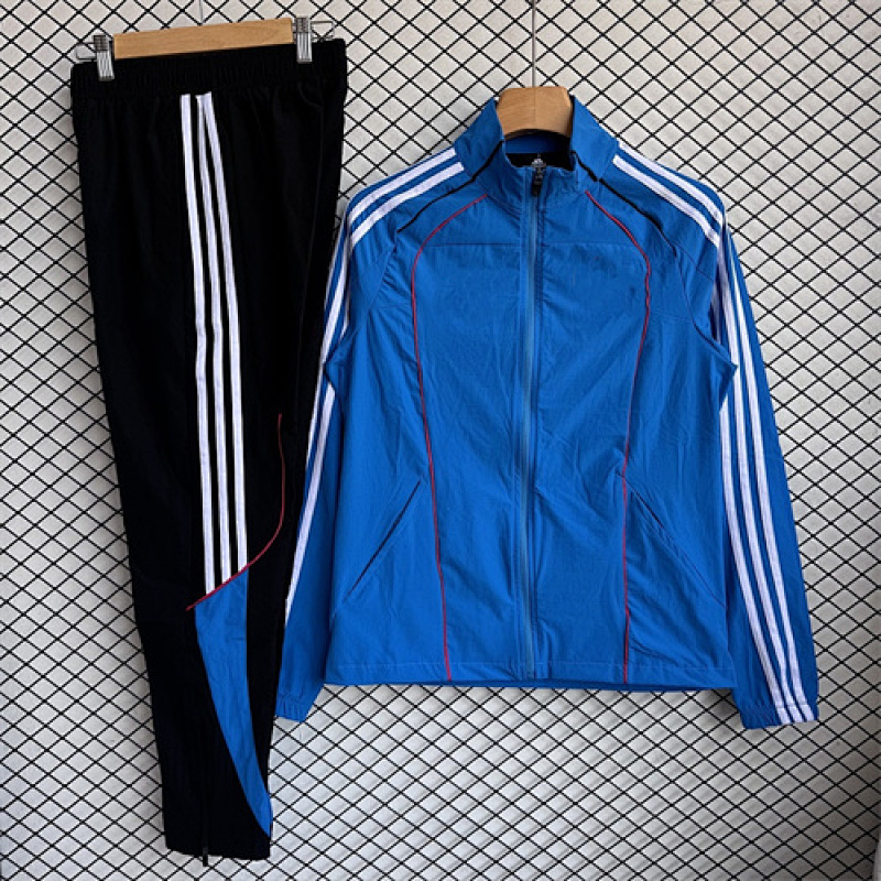 Manchester United Windbreaker Kit : · 5