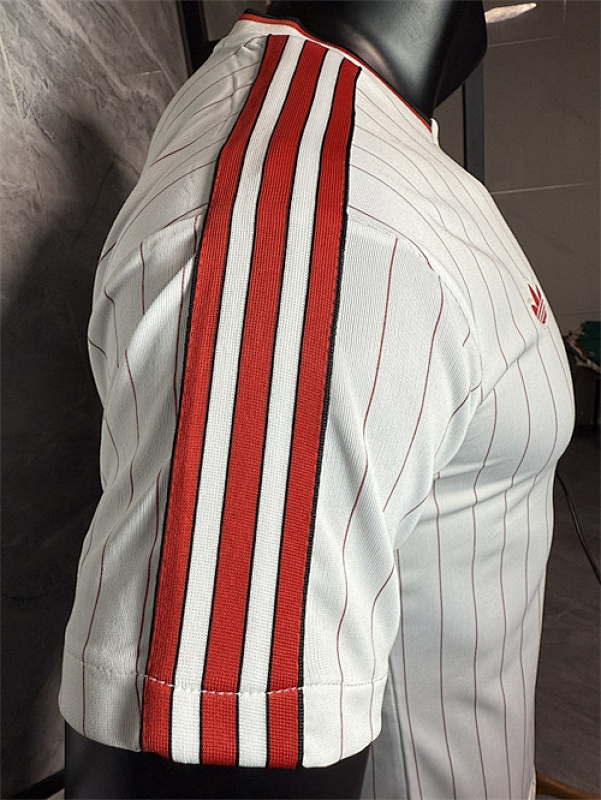 Manchester United Retro Player Version Jersey · 3