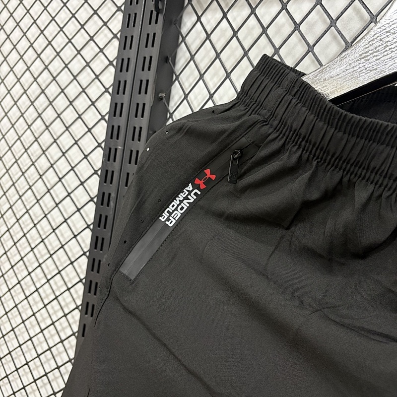 Under Armour Short · 4