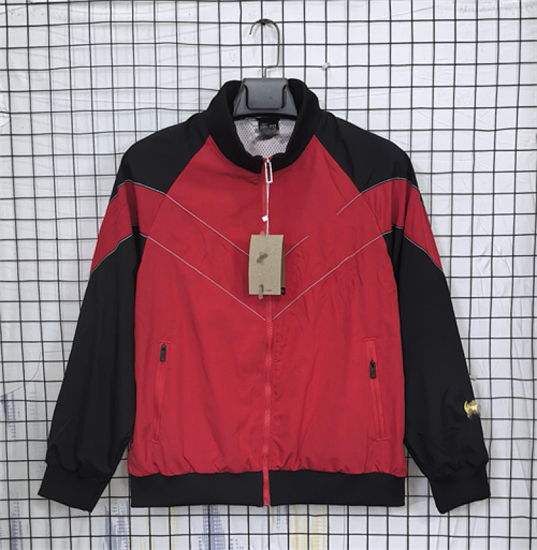 Manchester United Retro Windbreaker · 3