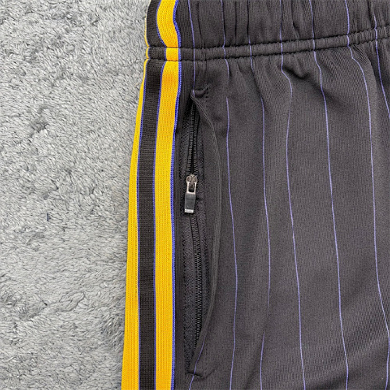 Manchester United Retro Fans Version Shorts · 3