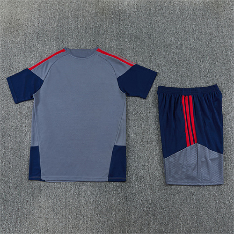 Bayern Short Sleeve Tracksuit · 3