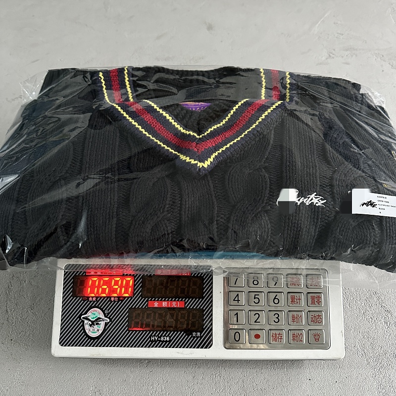79¥ V-neck Sweater