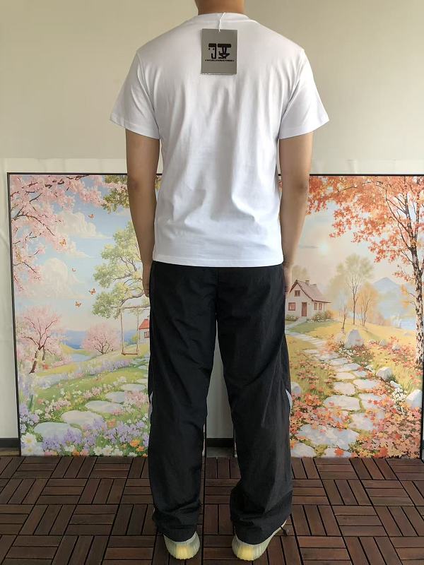 Fashion T-shirt · 4