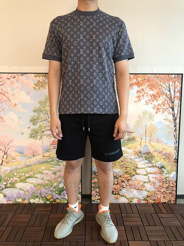 L T-shirt · 3