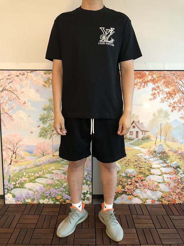 L T-shirt · 3