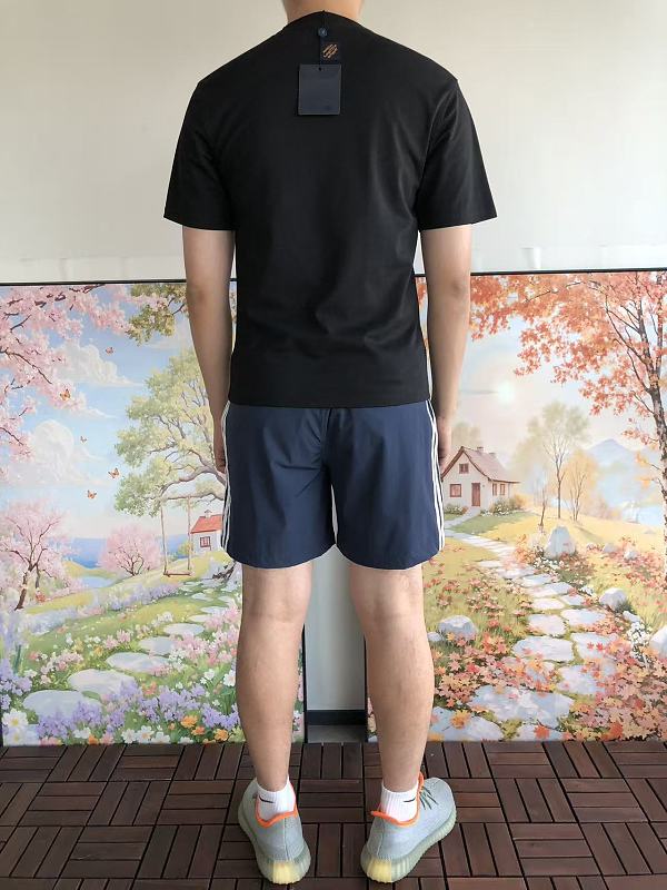 L T-shirt · 4