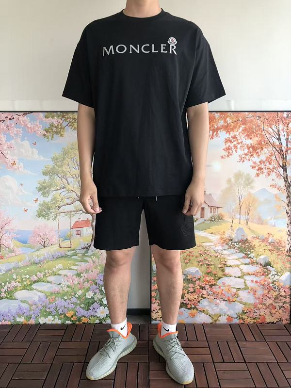 M R T-shirt · 6