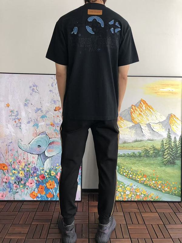 L T-shirt · 4