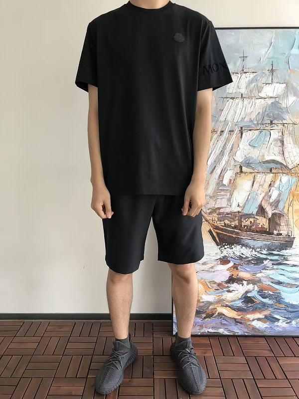 M R T-shirt · 5