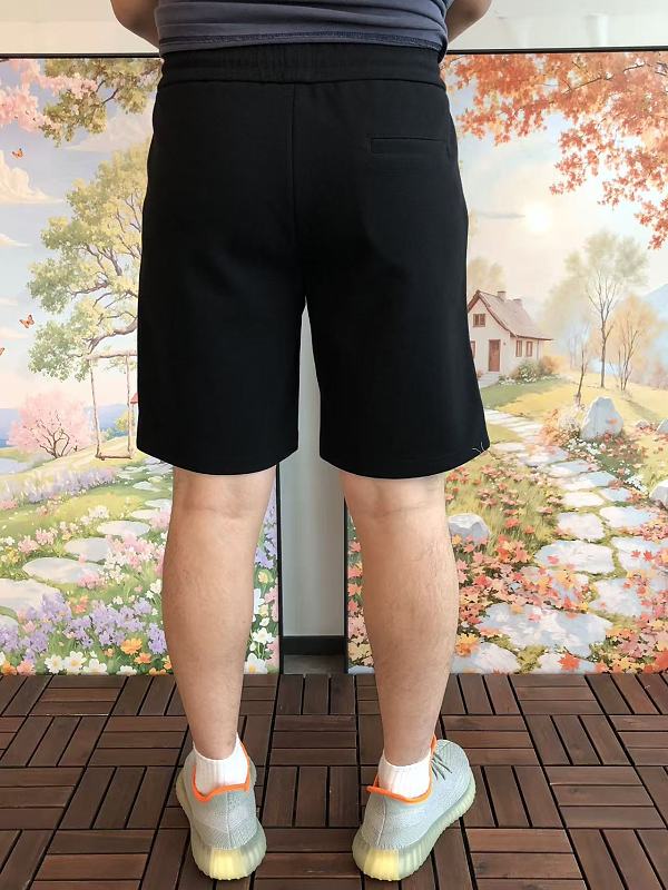 L E Shorts · 4