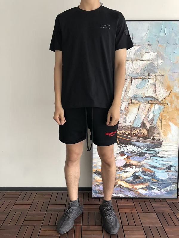 M R T-shirt · 3