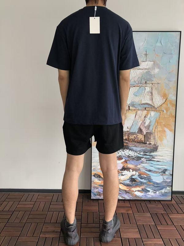 D O T-shirt · 5