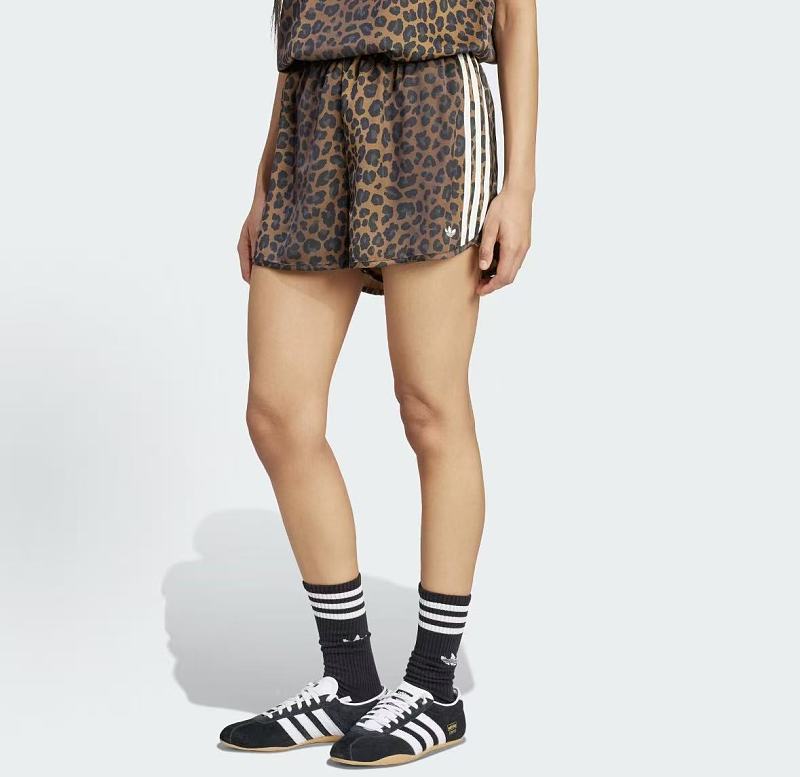 Di As Shorts Woman · 3