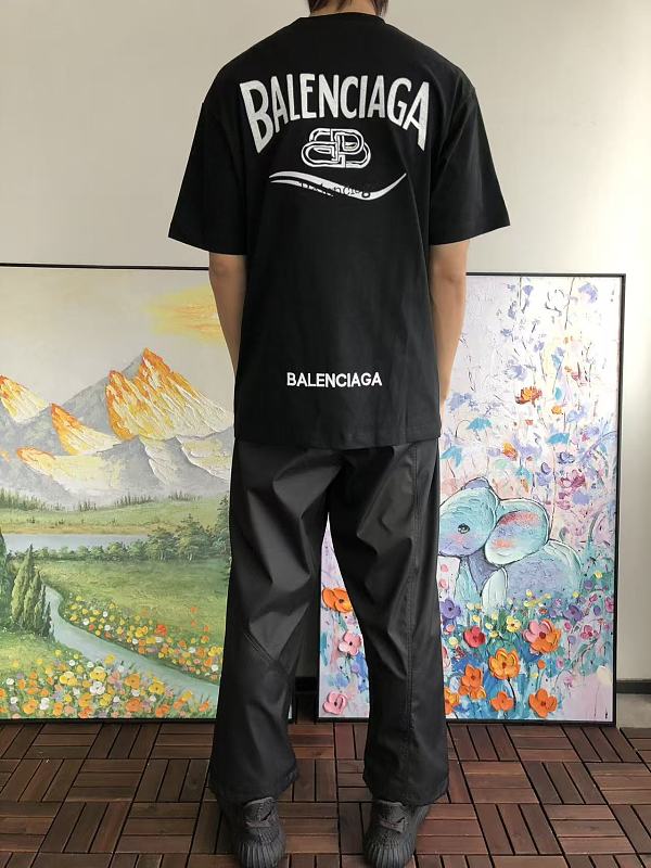 B L Ia A T-shirt · 4