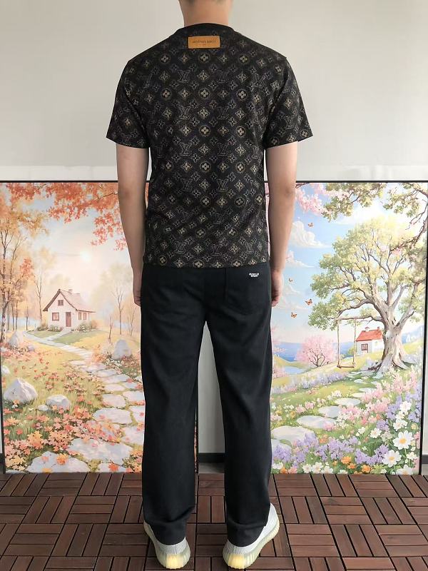 L T-shirt · 4