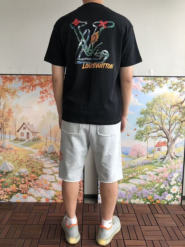 L T-shirt · 4