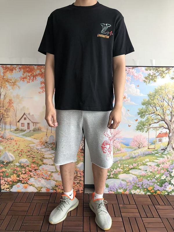 L T-shirt · 3