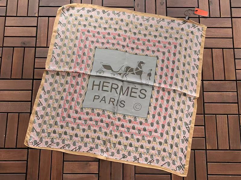 H R E Scarf · 5