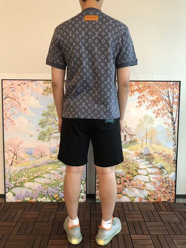 L T-shirt · 4