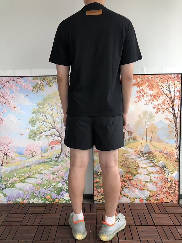 L T-shirt · 4