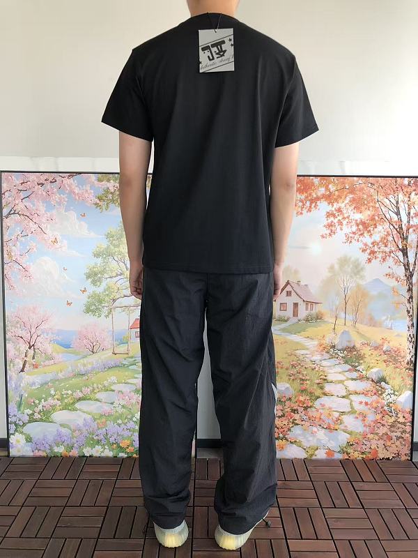 Fashion T-shirt · 4