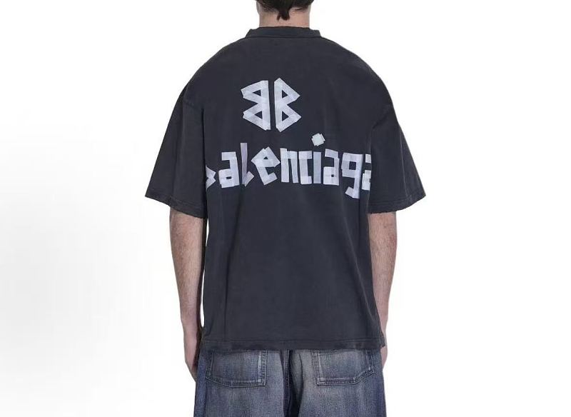 B L Ia A T-shirt · 4