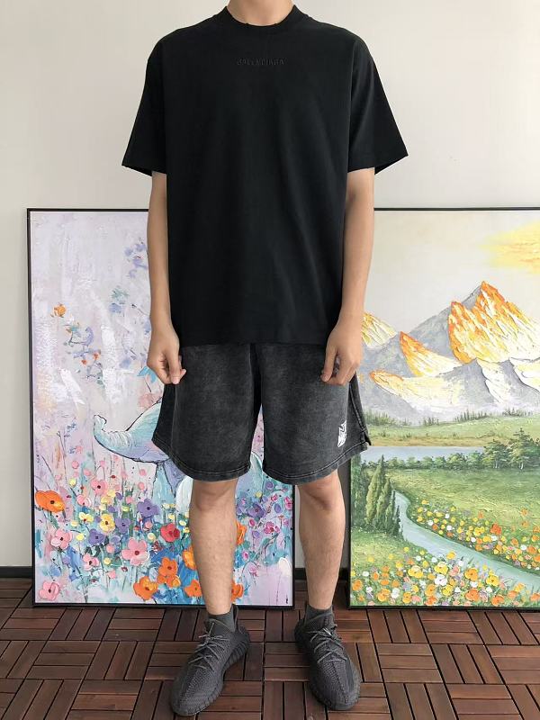 B L Ia A T-shirt · 4