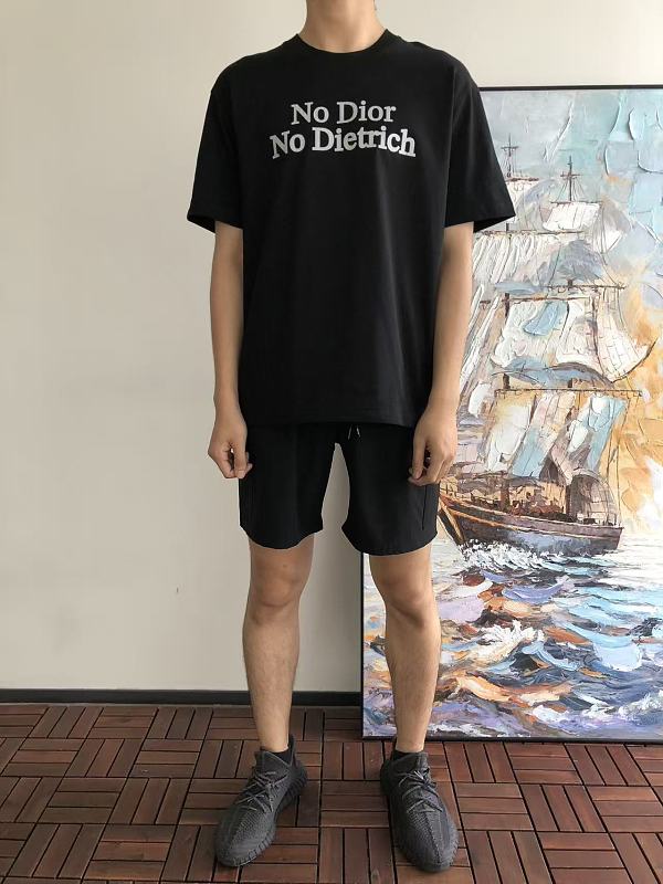 D O T-shirt · 4
