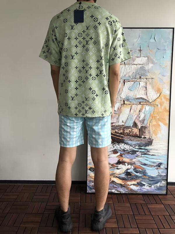 L T-shirt · 4