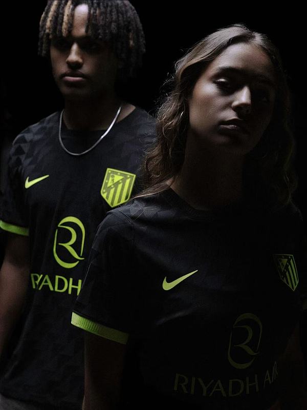 Football T-shirt · 3