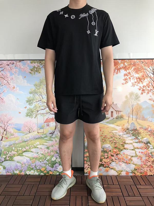 L T-shirt · 3
