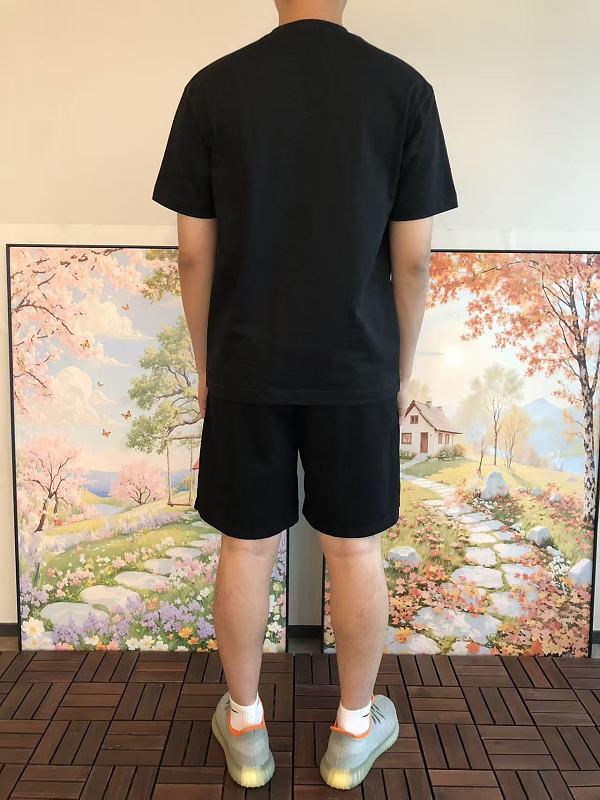 D O T-shirt · 4