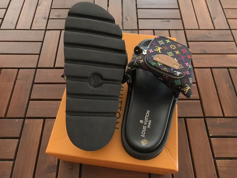 L Slippers · 6