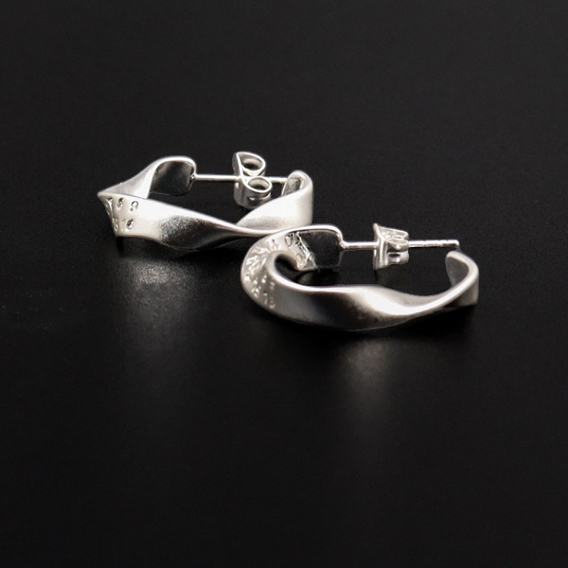 M Is N M R Ie A Jewelry · 3
