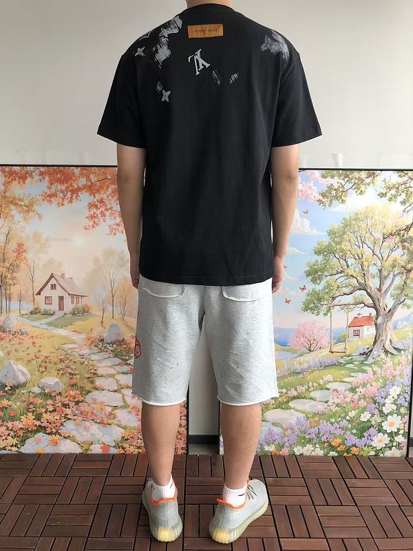 L T-shirt · 4