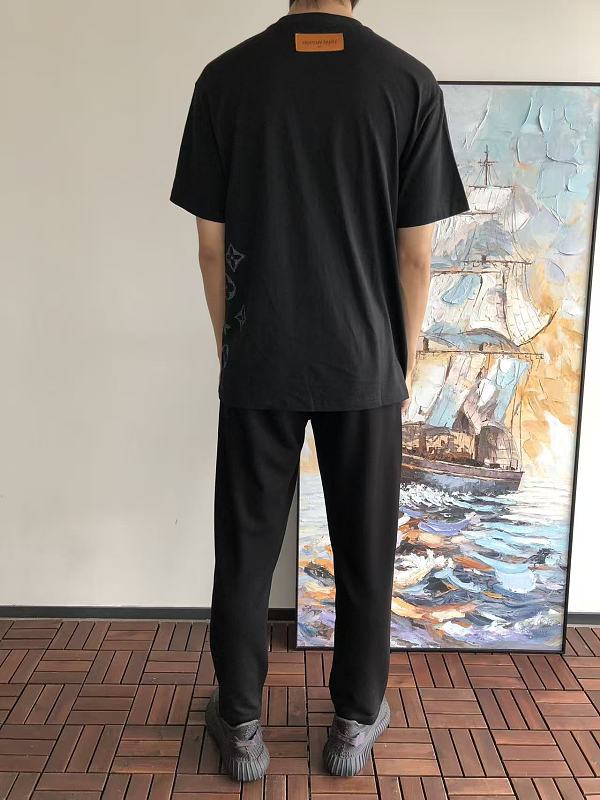 L T-shirt · 4
