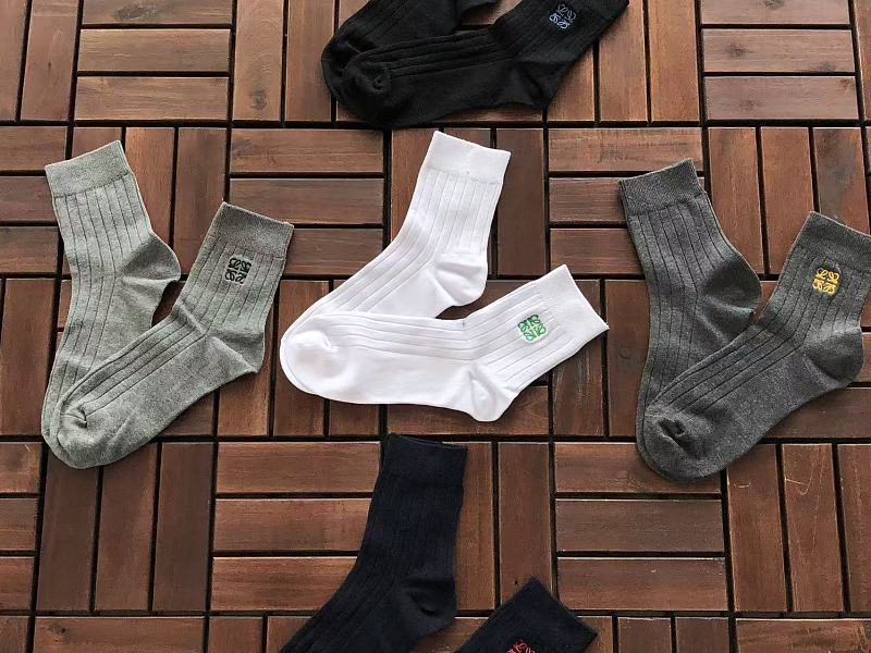 L E Socks · 4