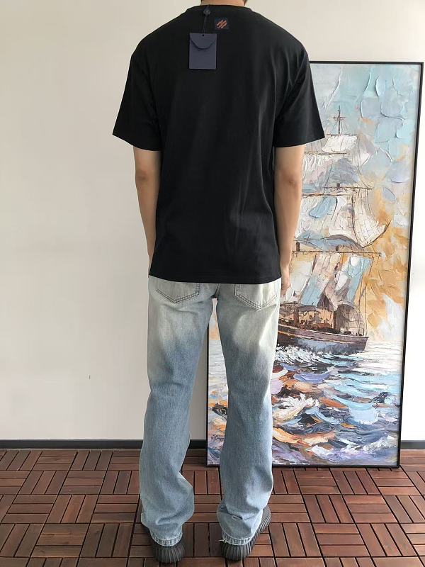 L T-shirt · 4
