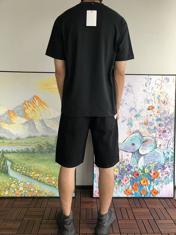 M R T-shirt · 4