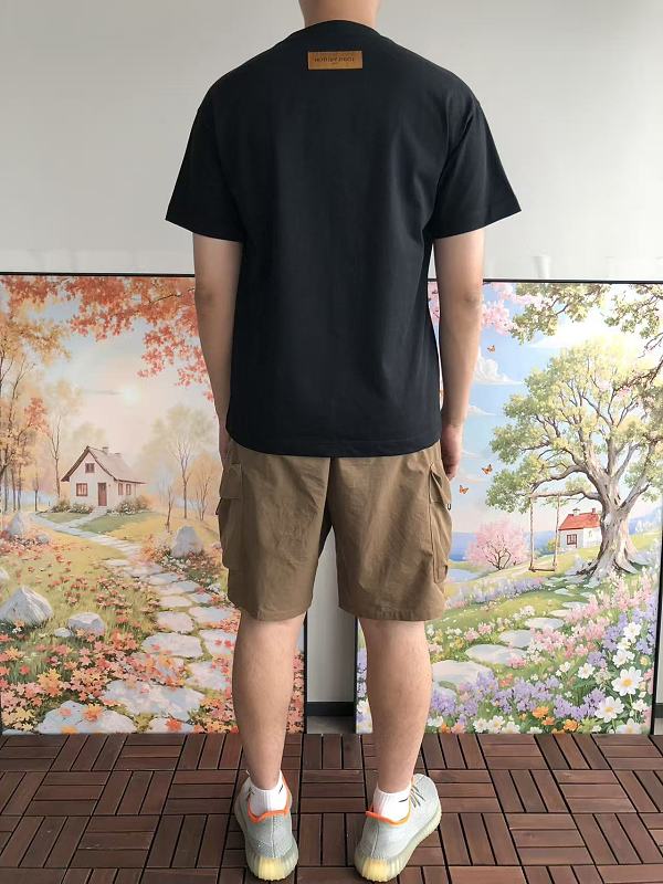 L T-shirt · 4