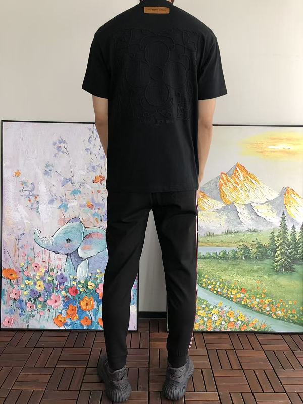 L T-shirt · 4