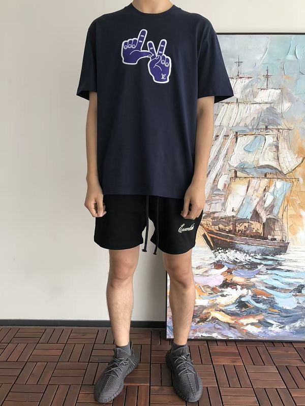 L T-shirt · 4